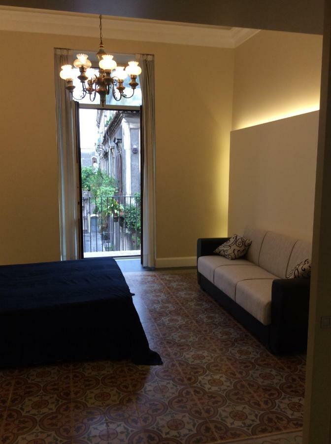 Suite Con Terrazza In Centro Storico Катания Екстериор снимка